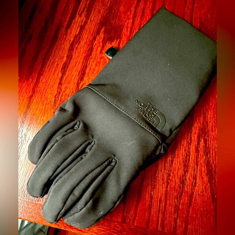 The North Face Women’s Glove - Selling 1 right or ISO left mate 😁 - Size M